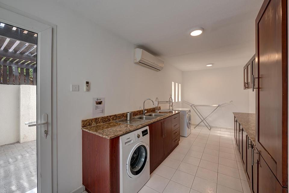 J5 Four Bedroom Villa Holiday home in Al Wasl Dubai Esterno foto